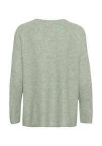 Pull en tricot vert clair avec des manches longues, de forme boxy, et une finition texturée, doté d'un col rond et sans fermetures visibles.