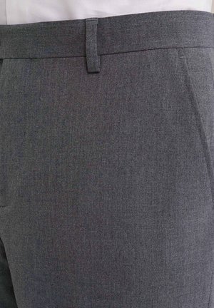 Grijze op maat gemaakte broek van geweven stof, met een vlakke voorkant, zijzakken en een discrete tailleband met een riemlus.