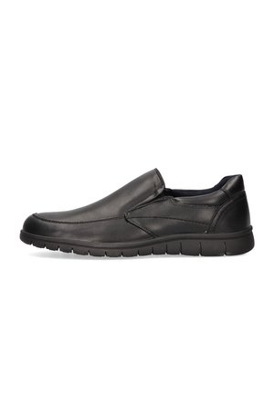 Zapato negro de piel deslizante con punta redondeada, superficie texturizada y suela de goma flexible, que muestra un diseño moderno y casual.