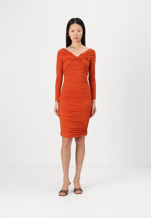 Robe froncée, ajustée en orange avec un décolleté en V et des manches longues ; présente des fronces sur les côtés pour une texture ajoutée.