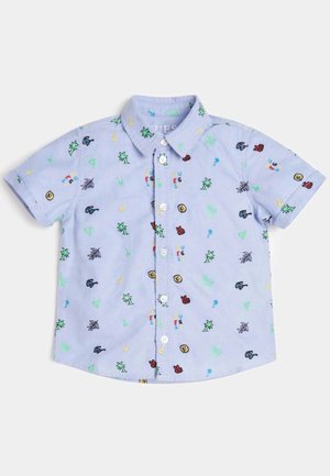 Camicia a maniche corte con bottoni, di colore azzurro chiaro con motivi ricamati multicolori, tra cui foglie, note musicali e varie icone.