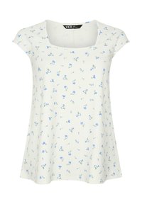 Top floral ligero y blanco con pequeñas flores azules, escote cuadrado y mangas cortas tipo capa, hecho de una tela suave y transpirable.