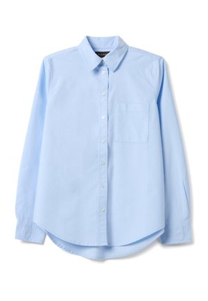 Lichtblauw overhemd met lange mouwen, knoopsluiting, puntige kraag en één borstzak, plat uitgevouwen op een witte achtergrond.