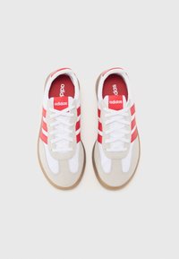 adidas Performance BARREDA DECODE ARSENAL UNISEX - Dvoranske nogometne kopačke - white/strawberry red/gum