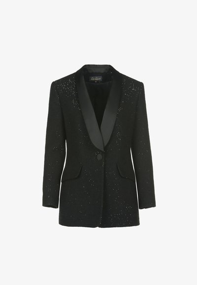 Fekete, struktúrált zakó selyem csúcssapkákkal. Apró csillogó részletekkel díszítve, valamint két elülső zsebbel rendelkezik. Egyszeri gombos záródás.