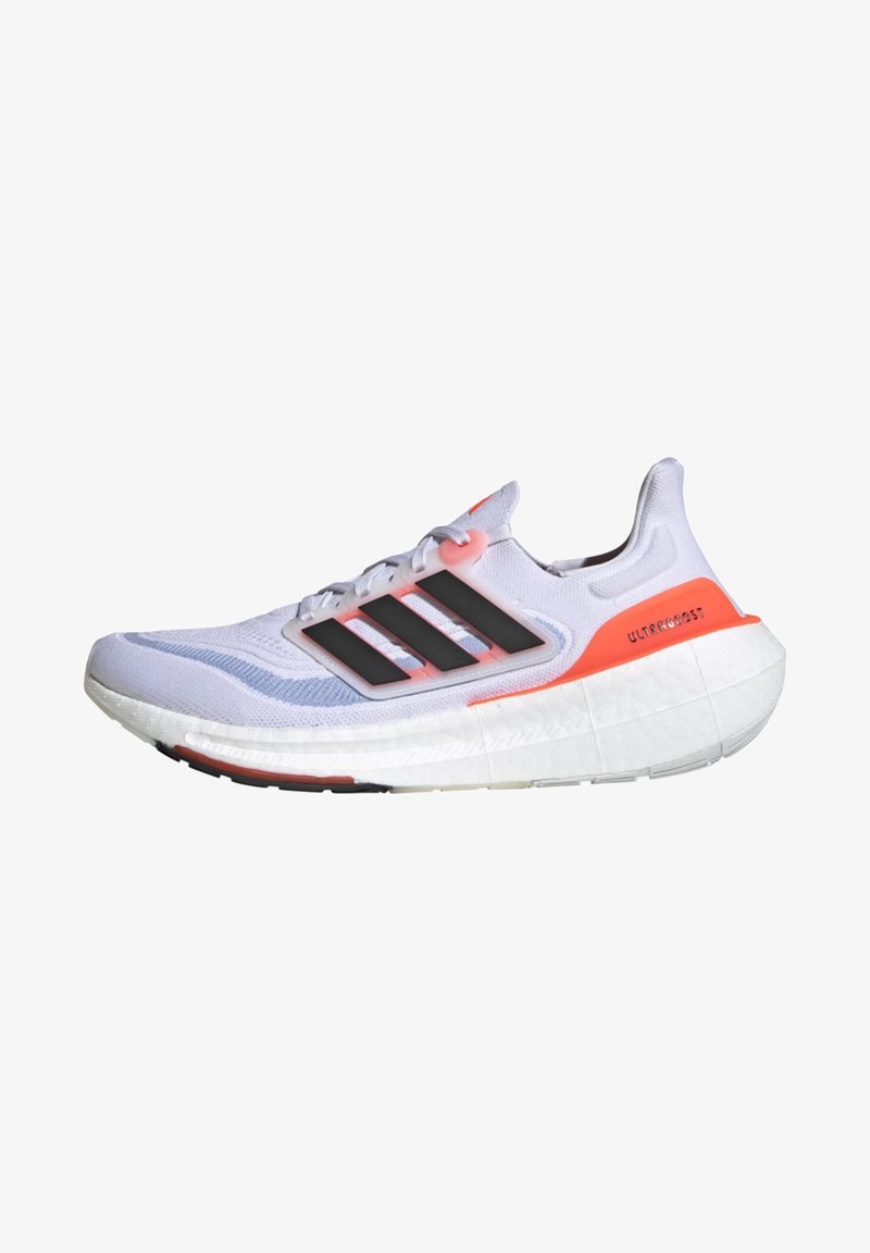 Chaussure de running Adidas Ultraboost blanche et orange avec logo trois bandes noir et semelle amortie vue de côté.