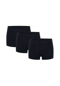 Trois paires de boxers en coton noir avec un design ajusté, une ceinture élastique et des coutures contrastantes pour plus de durabilité.