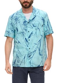 Camisa de manga corta de color azul claro con patrones de hojas en azul marino, con cierre de botones en el frente, bolsillo en el pecho y textura suave. Ideal para uso casual.