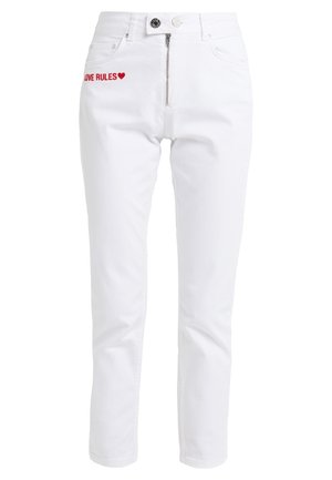Valkoiset slim fit -farkut, joissa on etuvetoketju ja napitus. Oikeassa etutaskussa punainen "LOVE RULES" -teksti ja sydän.