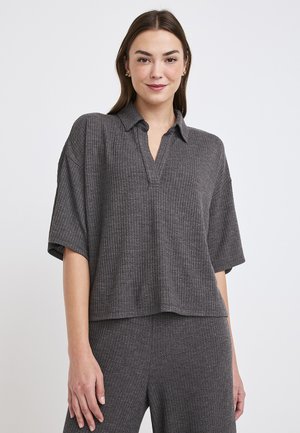 Grau, kurzärmliges Polohemd in einem gerippten Stoff; hat einen gespaltenen Ausschnitt und eine lockere Passform. Glattes Material, minimalistisches Design.