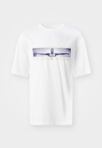 WINGS PHOTO CREW - Apdrukāts T-krekls - white