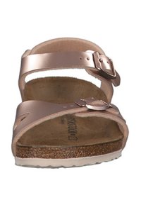 Roze gouden sandalen met twee verstelbare banden en een gespsluiting, met een gestructureerde kurken inlegzool en een rubberen loopzool.