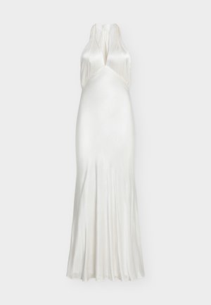 Robe de soirée en satin blanc à col licou, avec un corsage ajusté et une jupe fluide sur un fond gris clair uni.