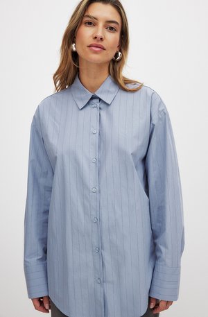 LANGÄRMELIGES OVERSIZE - Skjortebluser - dark blue stripe