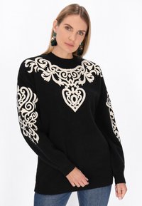 Maglione nero con ricami floreali crema sulle spalle e sul petto, con scollatura rotonda e polsini a coste.