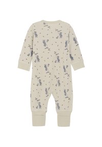 Krämfärgad jumpsuit med långa ärmar och elastiska ärmslut, med ett mönster av grå djur och löv över hela. Tillverkad av mjukt material.