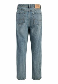 Zadní pohled na světle modré džíny s rovnými nohavicemi, se dvěma zadními kapsami a hnědou koženou nášivkou značky Jack & Jones na pásku kalhot.