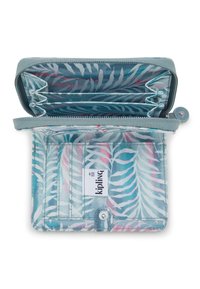 Kipling peněženka v světle modré barvě s tropickým vzorem listů. Interiér obsahuje několik slotů na karty, kapsu se zipem a cvakací uzávěr.
