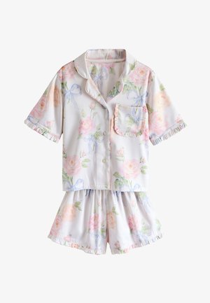To-delt kortærmet pyjamasæt med knaplukning foran og shorts, med pastelfarvede blomster- og sløjfemønstre på hvid baggrund med flæsekant.