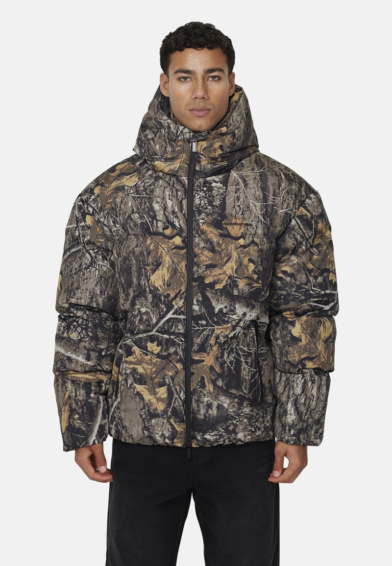 Kurtka puchowa w kamuflażu, w mieszance ciemnej zieleni, brązu i beżu, z wysokim kołnierzem, zapięciem na zamek i teksturowanym materiałem.