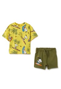 T-shirt gialla a maniche corte con stampa di una tavola da surf e palme, abbinata a pantaloni corti verde oliva con grafica di Snoopy e vita elastica.