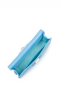 Clutch in pelle azzurro chiaro con design pieghevole, hardware in argento e fodera interna texturizzata. Vista aperta che mostra il suo ampio scomparto.
