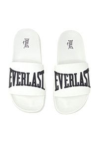 Sandali bianchi con una fascia larga che presenta "EVERLAST." in lettere nere in grassetto. Texture liscia con una forma arrotondata e suola piatta.