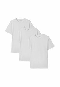 Trei tricouri albe din bumbac, cu mâneci scurte, guler rotund și un design simplu, având o textură netedă și fără modele sau accente vizibile.