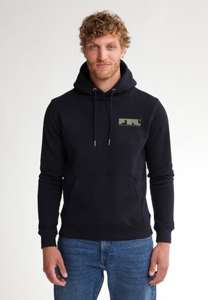 Donkerblauwe hoodie van katoen, met een kangaroo zak en een groene logo op de linkerkant van de borst. Capuchon met trekkoord en geribbelde manchetten.
