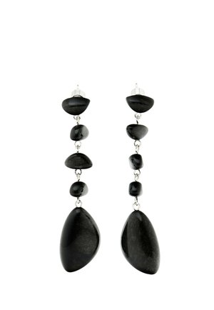 Boucles d'oreilles pendantes avec cinq pierres noires polies irrégulières reliées par des connecteurs métalliques en argent.