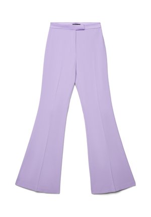 Pantalon évasé en lavande claire, fabriqué en tissu lisse. Caractérisé par une taille ajustée, des lignes épurées et une légère brillance. Sans ornements.