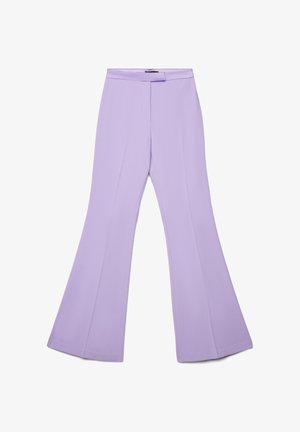 Pantaloni a zampa d'elefante in lavanda chiaro, realizzati in tessuto liscio. Presentano una vita aderente, linee pulite e una leggera lucentezza. Senza decorazioni.