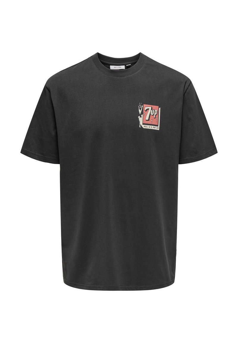 Sort bomulds T-shirt med korte ærmer, prydet med et farverigt 7UP grafik på venstre bryst og en klassisk rund halsudskæring.