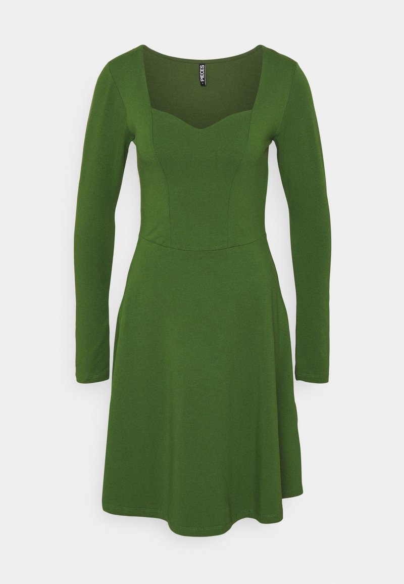 Robe verte à manches longues avec un corsage ajusté et une jupe évasée, présentant un décolleté carré et une texture de tissu lisse et douce.