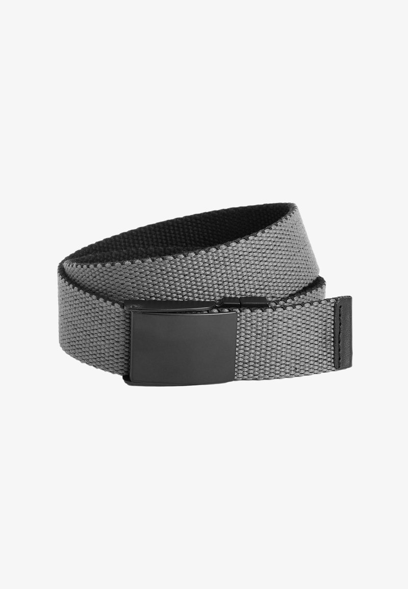 Grau gewebter Stoffgürtel mit einer schwarzen Metallschnalle und strukturierter Oberfläche, die eine glatte Kante und eine strapazierfähige Konstruktion aufweist.