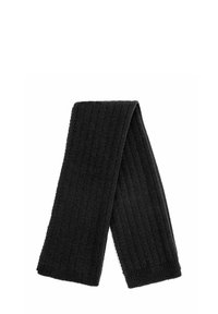 Czarny, prążkowany szalik dzianinowy złożony na p ół, wyeksponowany na białym tle.