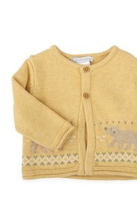 Cárdigan amarillo de punto con cierre de botones, que presenta un diseño de oso polar y patrones decorativos en blanco y verde cerca del dobladillo.