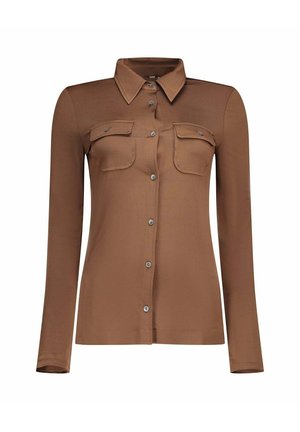 Chemise marron à manches longues avec boutons, col pointu et deux poches poitrine à rabat boutonnées, présentée sur fond blanc.