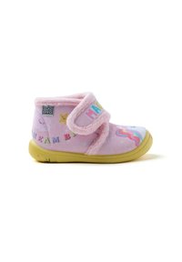 Pantofole di stoffa rosa con una morbida trama in peluche. Presentano una cinturino in Velcro, una suola in gomma gialla e stampe colorate che includono stelle e un unicorno.