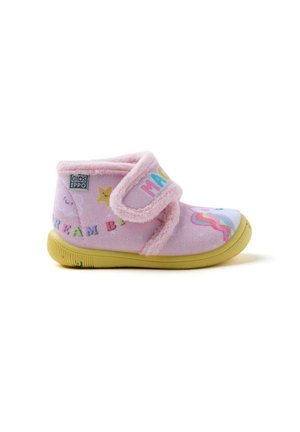 Pantofole di stoffa rosa con una morbida trama in peluche. Presentano una cinturino in Velcro, una suola in gomma gialla e stampe colorate che includono stelle e un unicorno.