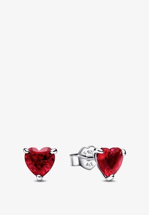 Pendientes rojos en forma de corazón hechos de una piedra facetada, montados en plata con cierres seguros. Marcados con "S 925 ALE" en la parte trasera.