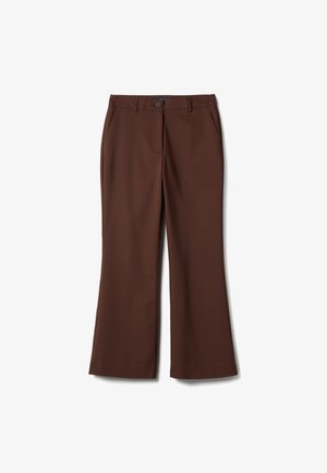 Pantalon marron à jambes droites avec fermeture à bouton et zip, poches avant et passants pour ceinture, présenté à plat sur un fond blanc.