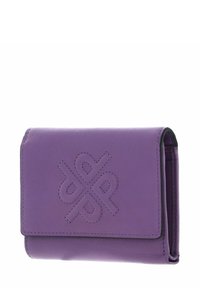 Portefeuille plié en cuir violet avec logo symétrique cousu sur le rabat avant, présenté sur un fond blanc.