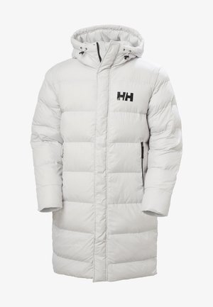 Svetle šedá zateplená bunda s kapucí, obsahující boční kapsu na zip a černé logo. Prošívaná textura s polodlouhým designem.