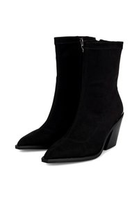 Botas de ante negras hasta el tobillo con punta afilada, que cuentan con un cierre de cremallera en el lateral y un tacón grueso y en ángulo pronunciado.