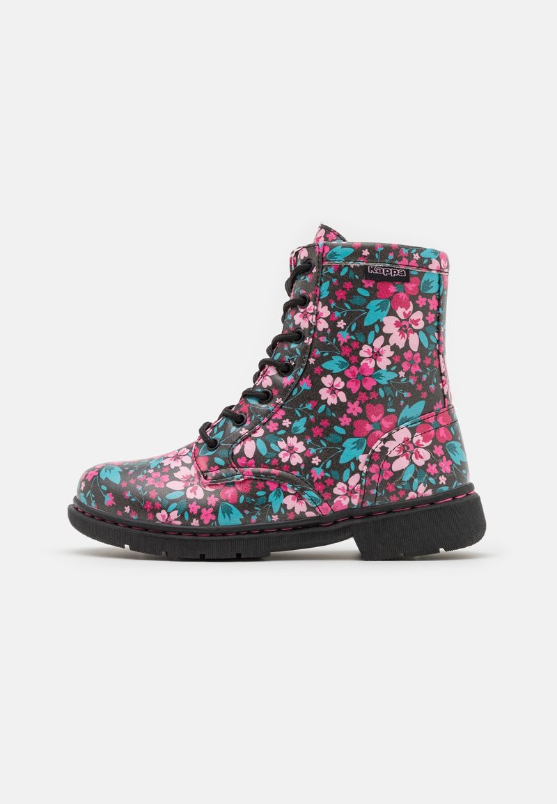 Bottines noires à fleurs avec des motifs roses et bleus. Caractérisées par un design à lacets, une semelle solide et des coutures contrastées. Logo de la marque sur la languette.