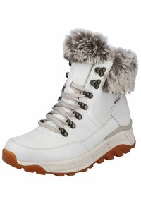 Weiße synthetische Knöchelstiefel mit einem Kragen aus Kunstfell, grauen Schnürsenkeln und metallischen Ösen. Sie verfügen über eine strukturierte Sohle mit einer Gummiaußenschicht.