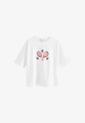 T-shirt bianco in cotone con maniche corte, caratterizzato da un design ricamato di due racchette da tennis incrociate e fragole in rosa e verde acqua.