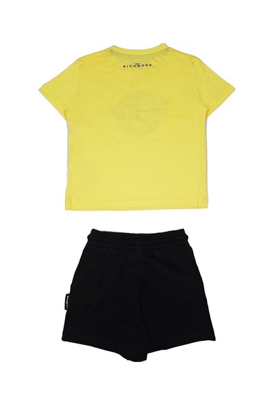 T-shirt gialla in cotone a maniche corte e con scollatura rotonda, abbinata a pantaloni corti in cotone neri con vita elastica.