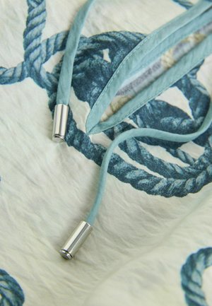 Material din bumbac cu un model nautic de frânghie în albastru. Prezintă legături bleu cu vârfuri metalice argintii, adăugând un detaliu subtil designului.